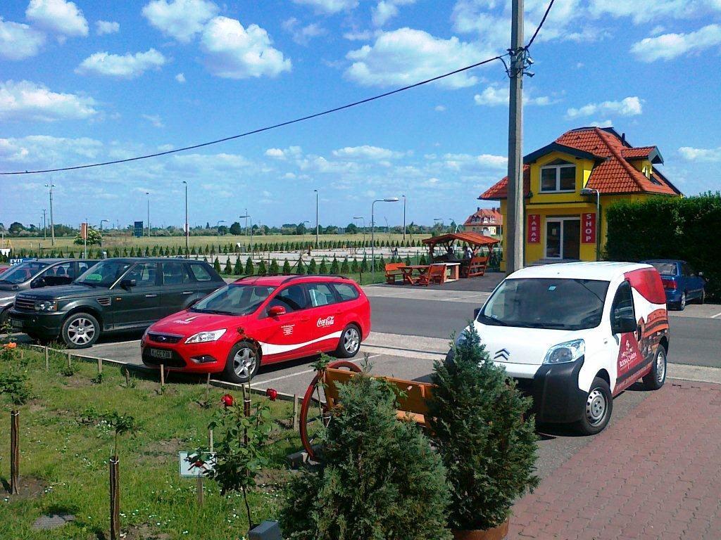 Hotel Rozsa Csarda Bungalow & Caravan Park เฮกเยชฮาโลม ภายนอก รูปภาพ