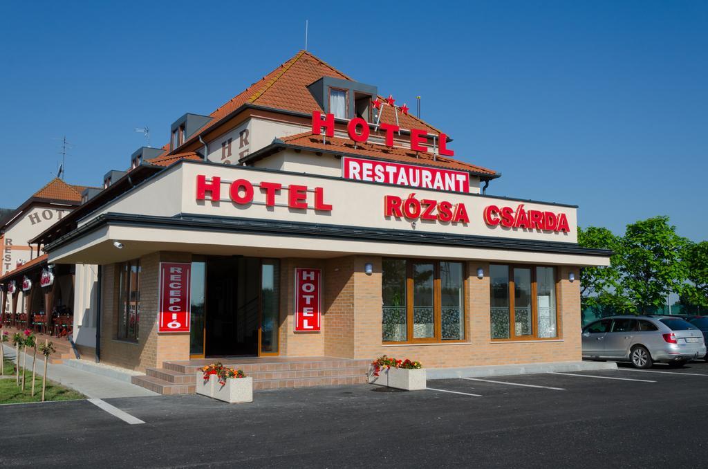 Hotel Rozsa Csarda Bungalow & Caravan Park เฮกเยชฮาโลม ภายนอก รูปภาพ