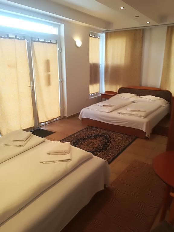 Hotel Rozsa Csarda Bungalow & Caravan Park เฮกเยชฮาโลม ภายนอก รูปภาพ