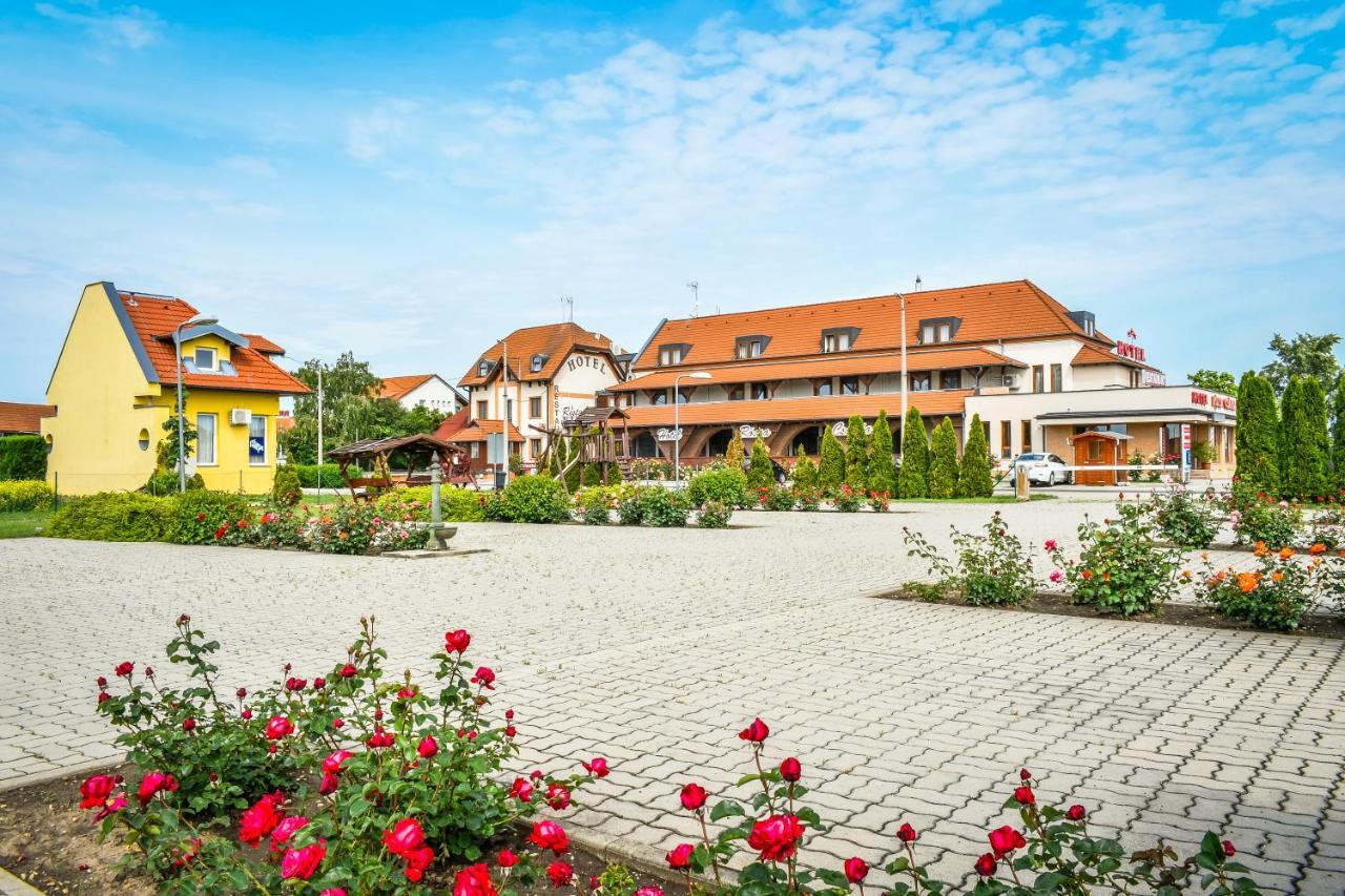 Hotel Rozsa Csarda Bungalow & Caravan Park เฮกเยชฮาโลม ภายนอก รูปภาพ