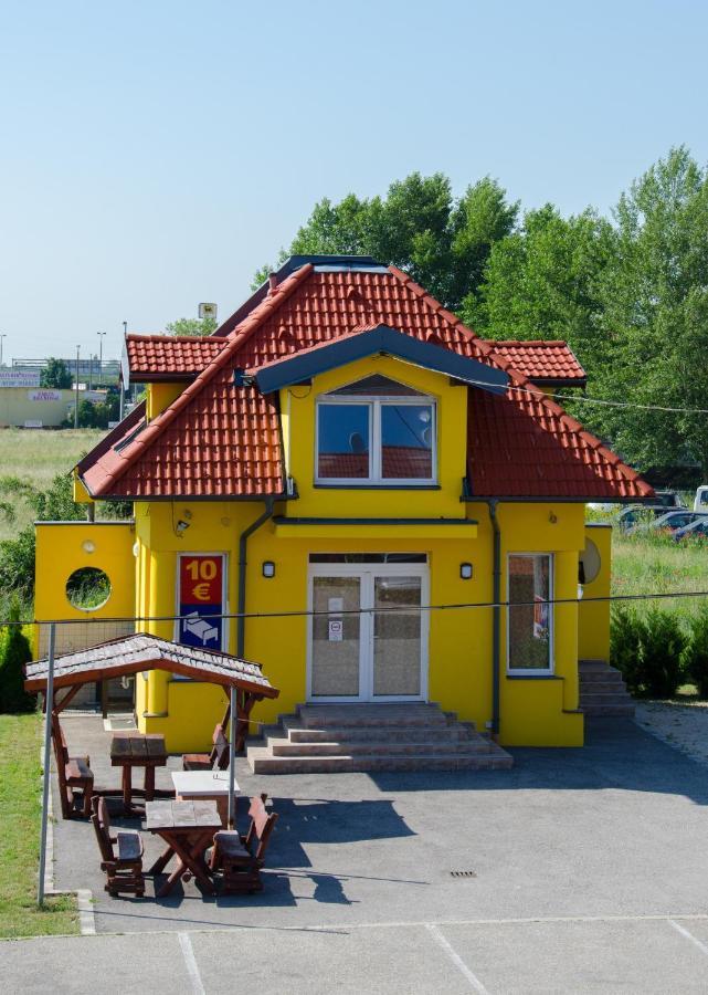 Hotel Rozsa Csarda Bungalow & Caravan Park เฮกเยชฮาโลม ภายนอก รูปภาพ